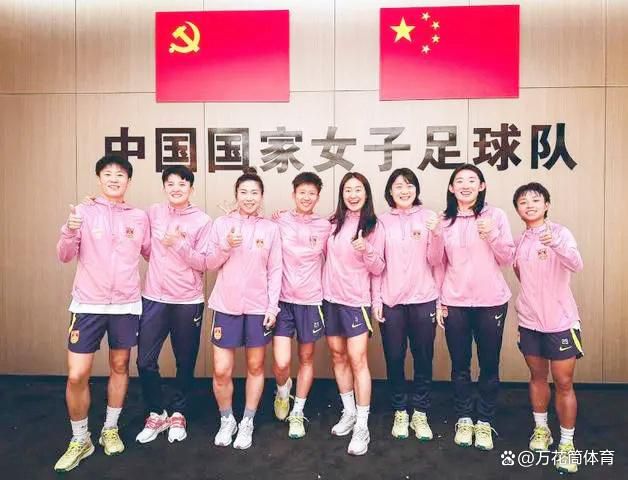 目前勒沃库森在德甲、欧联杯和德国杯三线并进：联赛先赛一场领先拜仁4分；欧联杯5战全胜锁定小组头名；德国杯已经晋级8强。